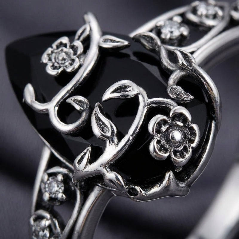 💍60% OFF NOW! 🌿 Vintage Floral Vine Ring – Black Teardrop Gem, Sparkling Accents & Openwork Band ✨